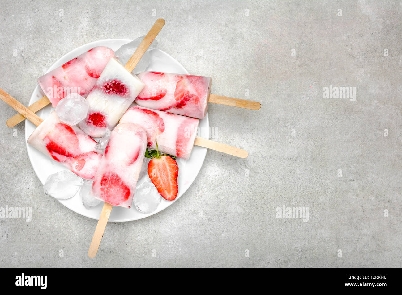 Popsicle fruits et yogourt aux fraises. La crème glacée sur la plaque. Banque D'Images