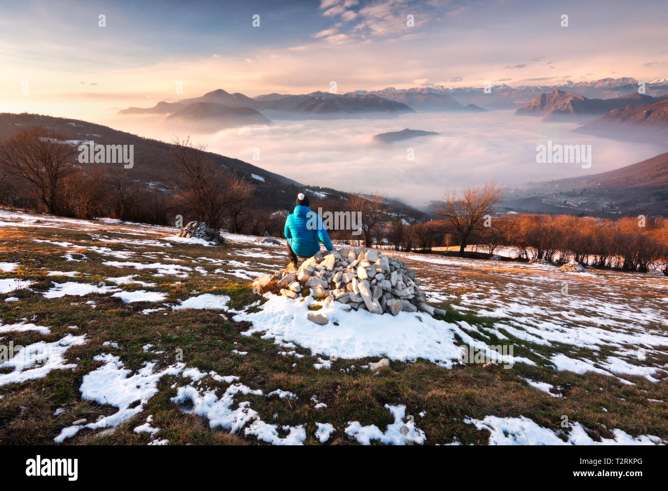 En admirant le coucher de soleil sur le lac d'Iseo Lombardie district, province de Brescia, Italie, Europe Banque D'Images