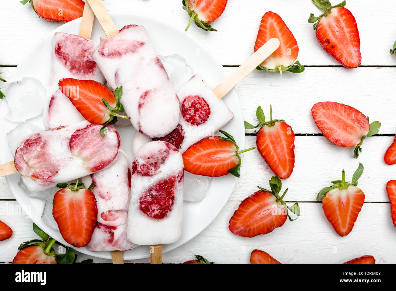 Des fraises fraîches les sucettes glacées au yogourt et fraises. Sucettes glacées, mise à plat, vue du dessus Banque D'Images