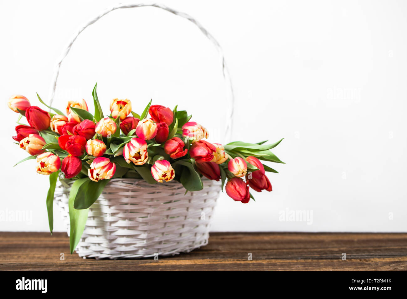 Panier avec tulip bouquet sur table Banque D'Images