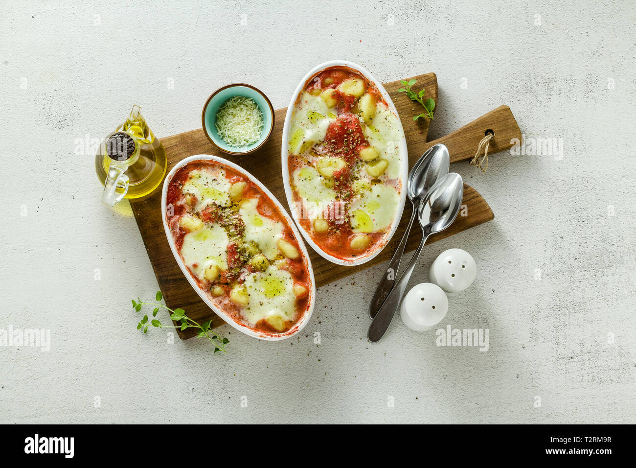 Boulettes de pommes de terre italienne gnocchi alla sorrentina de fromage mozzarella, cuit au four avec une sauce tomate et fines herbes. Servi avec du parmesan et des épices. Banque D'Images