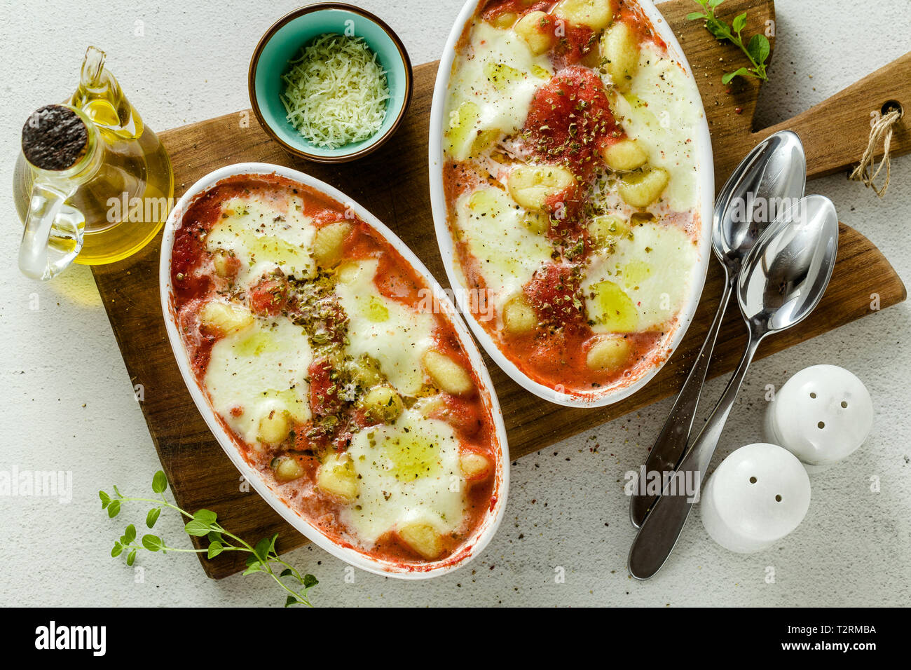 Boulettes de pommes de terre italienne gnocchi alla sorrentina de fromage mozzarella, cuit au four avec une sauce tomate et fines herbes. Servi avec du parmesan et des épices. Banque D'Images