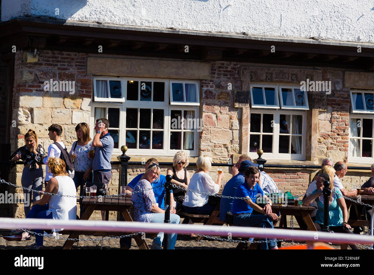 York, North Yorkshire. Kings Arms pub par la rivière Ouse, personnes ayant un verre et profiter du soleil. Banque D'Images