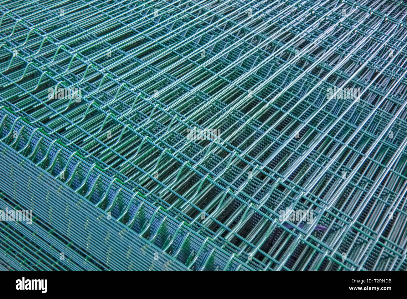 Paquet de panneaux en acier galvanisé pour la clôture avec un revêtement en poudre de couleur verte close-up Banque D'Images