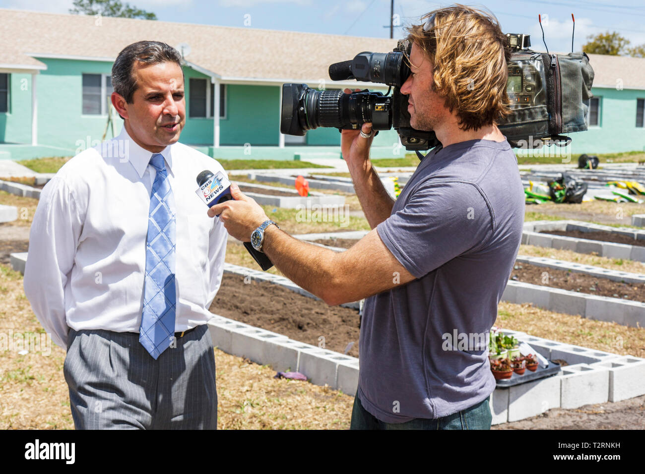 Miami Florida,Liberty City,Square,logement public,cérémonie,dévouement,jardin communautaire,terrain,allotement,urbain,jardinage,mouvement vert,homme hispanique m Banque D'Images