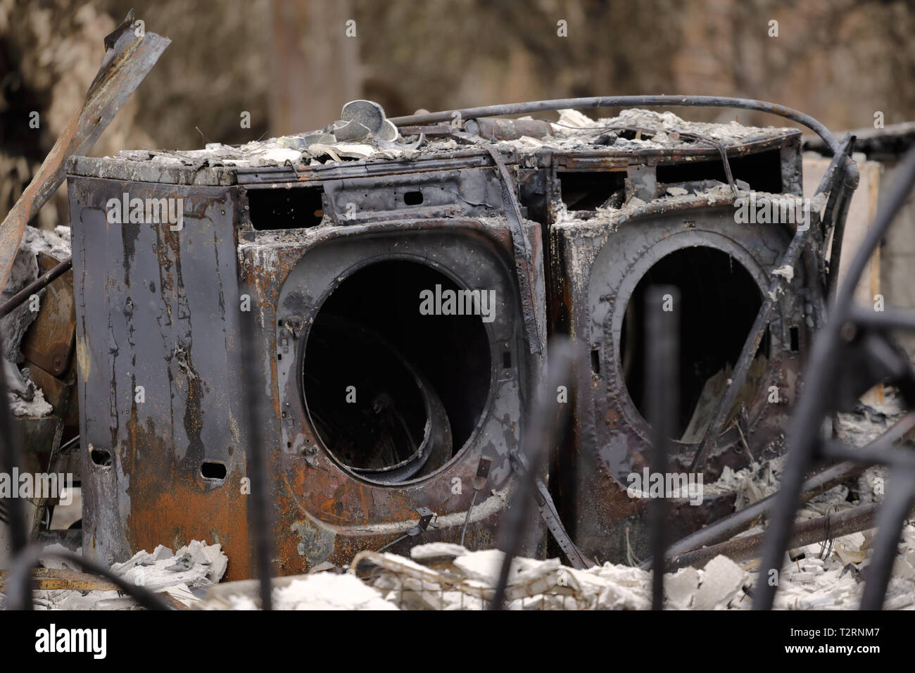 Maison brûlée avec laveuse et sécheuse restants étant détruit Banque D'Images