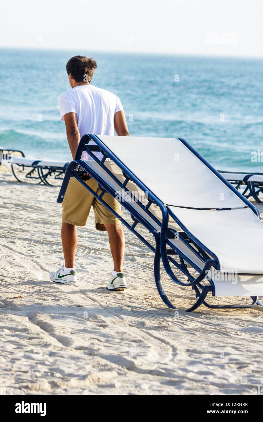 Miami Beach Floride, océan Atlantique sable d'eau, rivage, plages publiques de plage, location de chaise longue, adultes homme hommes hommes, préposé, travail, serveurs Banque D'Images
