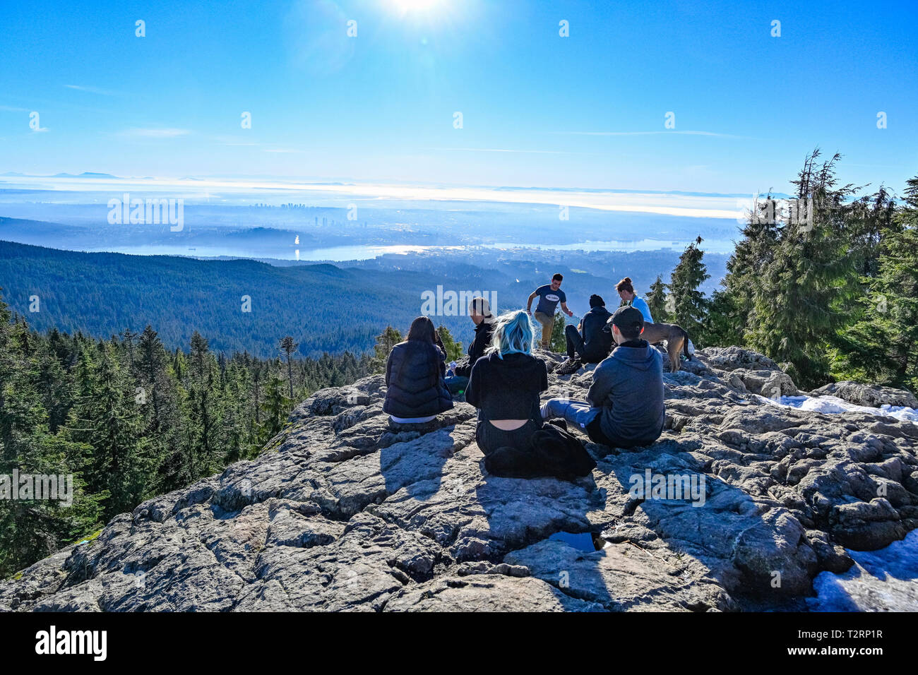 Les randonneurs se reposent au Dog Mountain lookout, près de Mount Seymour Provincial Park, North Vancouver, Colombie-Britannique, Canada Banque D'Images