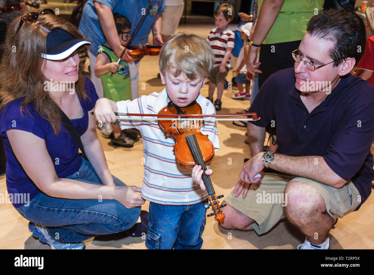 Miami Florida,Adrienne Arsht Performing Arts Center,centre,famille familles parents enfants enfants,Fest,instrument Discovery,musique,mains sur,art, Banque D'Images