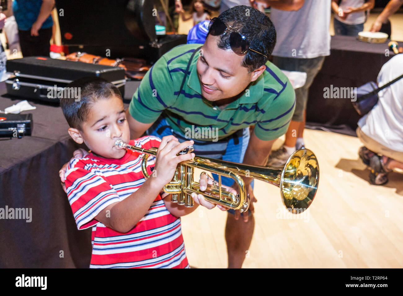 Miami Florida,Adrienne Arsht Performing Arts Center,centre,famille familles parents enfants enfants,Fest,instrument Discovery,musique,mains sur,art Banque D'Images