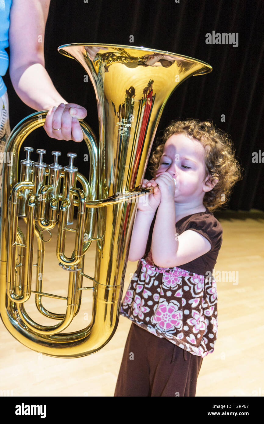 Miami Florida,Adrienne Arsht Performing Arts Center,centre,famille familles parents enfants enfants,Fest,instrument Discovery,musique,mains sur,art, Banque D'Images