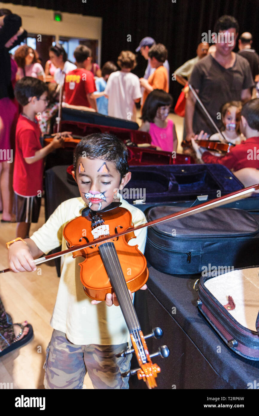 Miami Florida,Adrienne Arsht Performing Arts Center,centre,famille familles parents enfants enfants,Fest,instrument Discovery,musique,mains sur,art, Banque D'Images