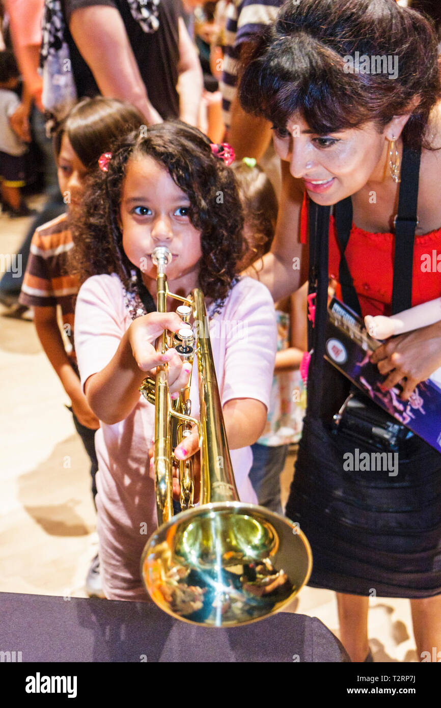 Miami Florida,Adrienne Arsht Performing Arts Center,centre,famille familles parents enfants enfants,Fest,instrument Discovery,musique,mains sur,art, Banque D'Images