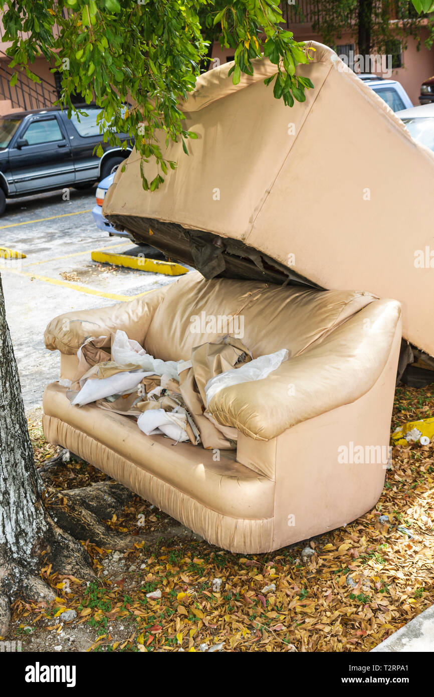Miami Florida,Little Havana,sofa,chaise,mobilier jeté,déchets,dumping illégal,pollution,les visiteurs Voyage tourisme touristique repère lan Banque D'Images