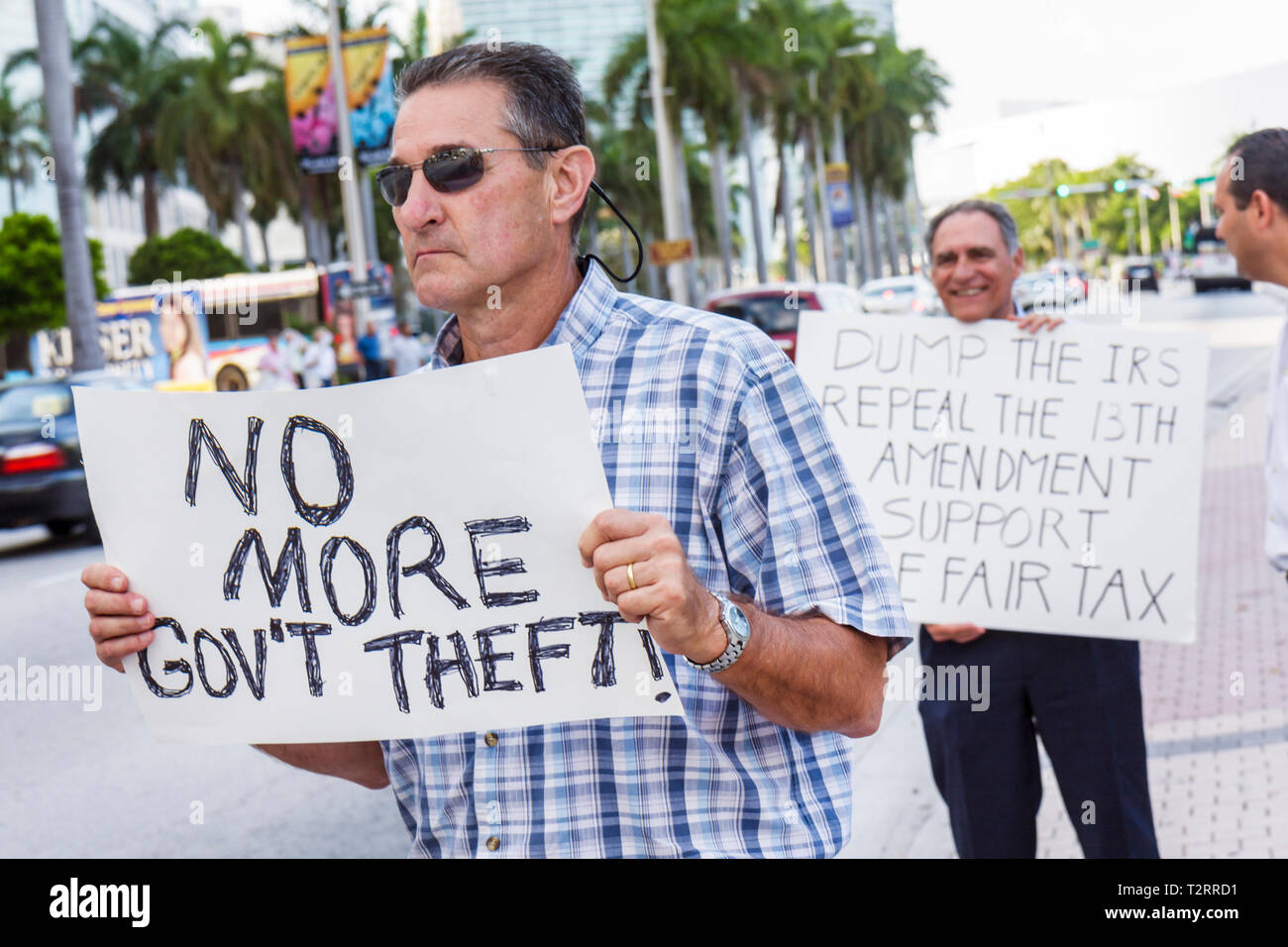 Miami Florida,Biscayne Boulevard,TEA tax Party,protestation,anti,gouvernement,Parti républicain,droite,signe,manifestant,liberté d'expression,opinion,dissidence,homme hommes, Banque D'Images