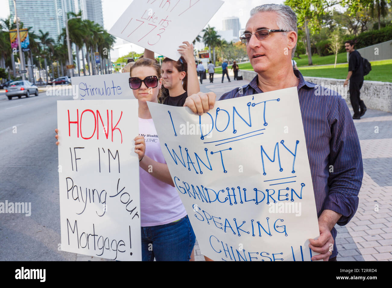 Miami Florida,Biscayne Boulevard,TEA tax Party,protestation,anti,gouvernement,Parti républicain,droite,signe,logo,manifestant,liberté d'expression,opinion,dissidence,publicité pour adultes Banque D'Images