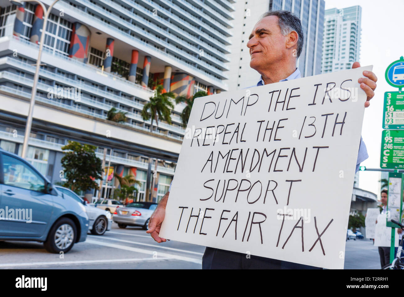 Miami Florida,Biscayne Boulevard,TEA tax Party,protestation,anti,gouvernement,Parti républicain,droite,signe,logo,manifestant,liberté d'expression,opinion,dissidence,publicité pour adultes Banque D'Images