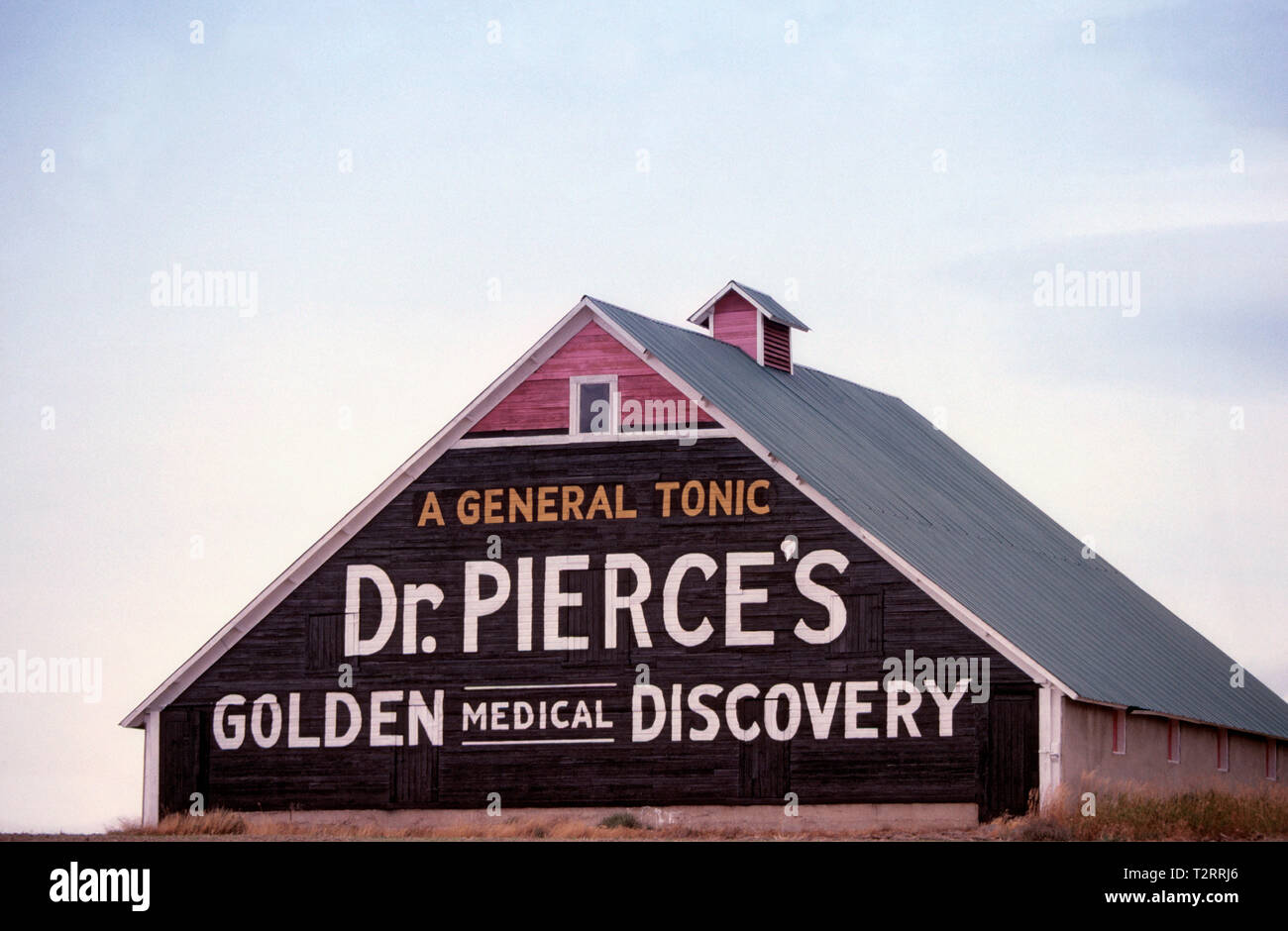 Des médicaments à l'ancienne publicité peinte sur le côté d'une grange du Dakota du Sud Banque D'Images