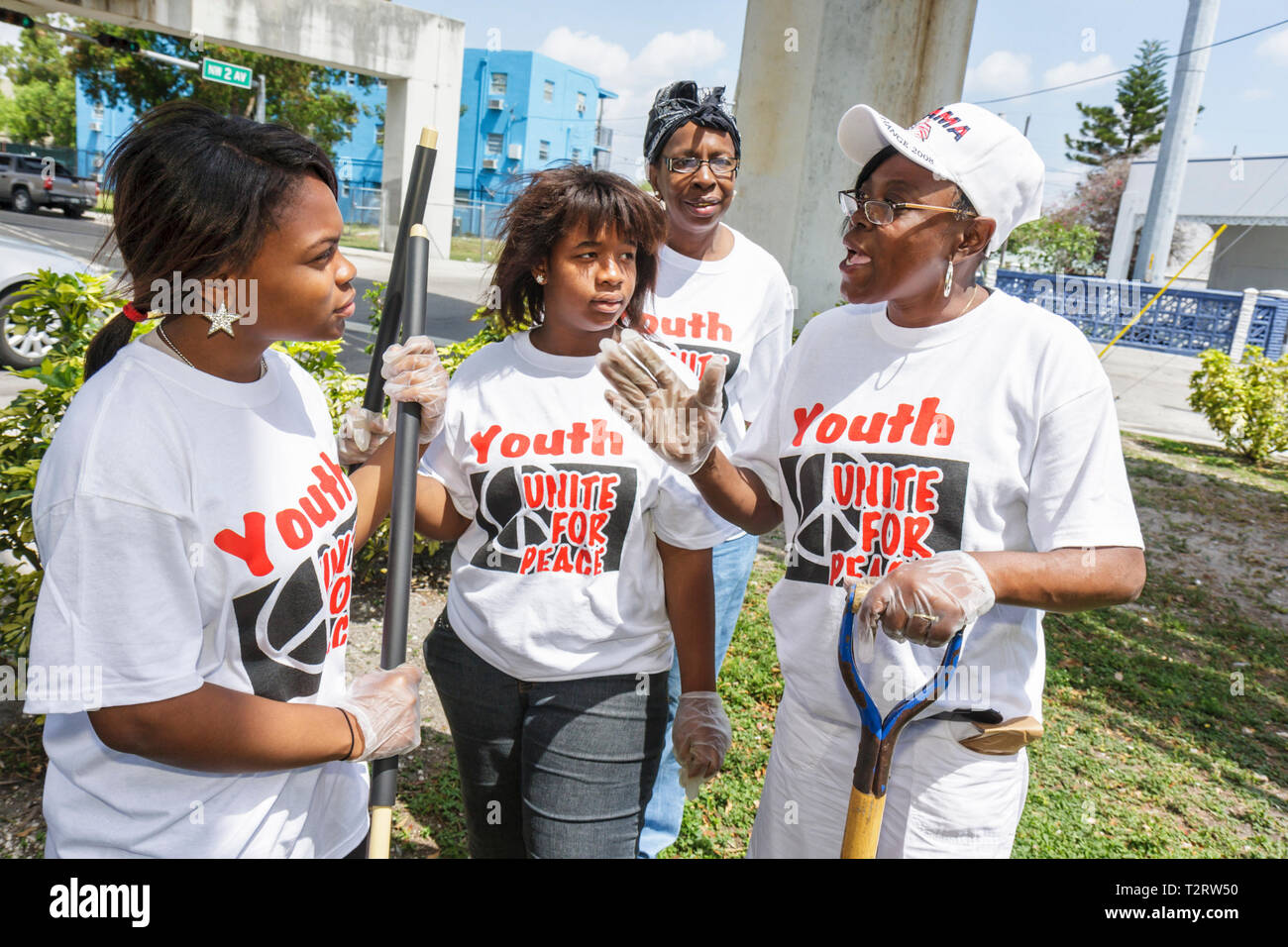 Miami Florida,Overtown,Peace Park,Journée mondiale de la jeunesse,plantation d'arbres,bénévoles bénévoles bénévoles bénévoles travailleurs du travail,travailler ensemble servin Banque D'Images