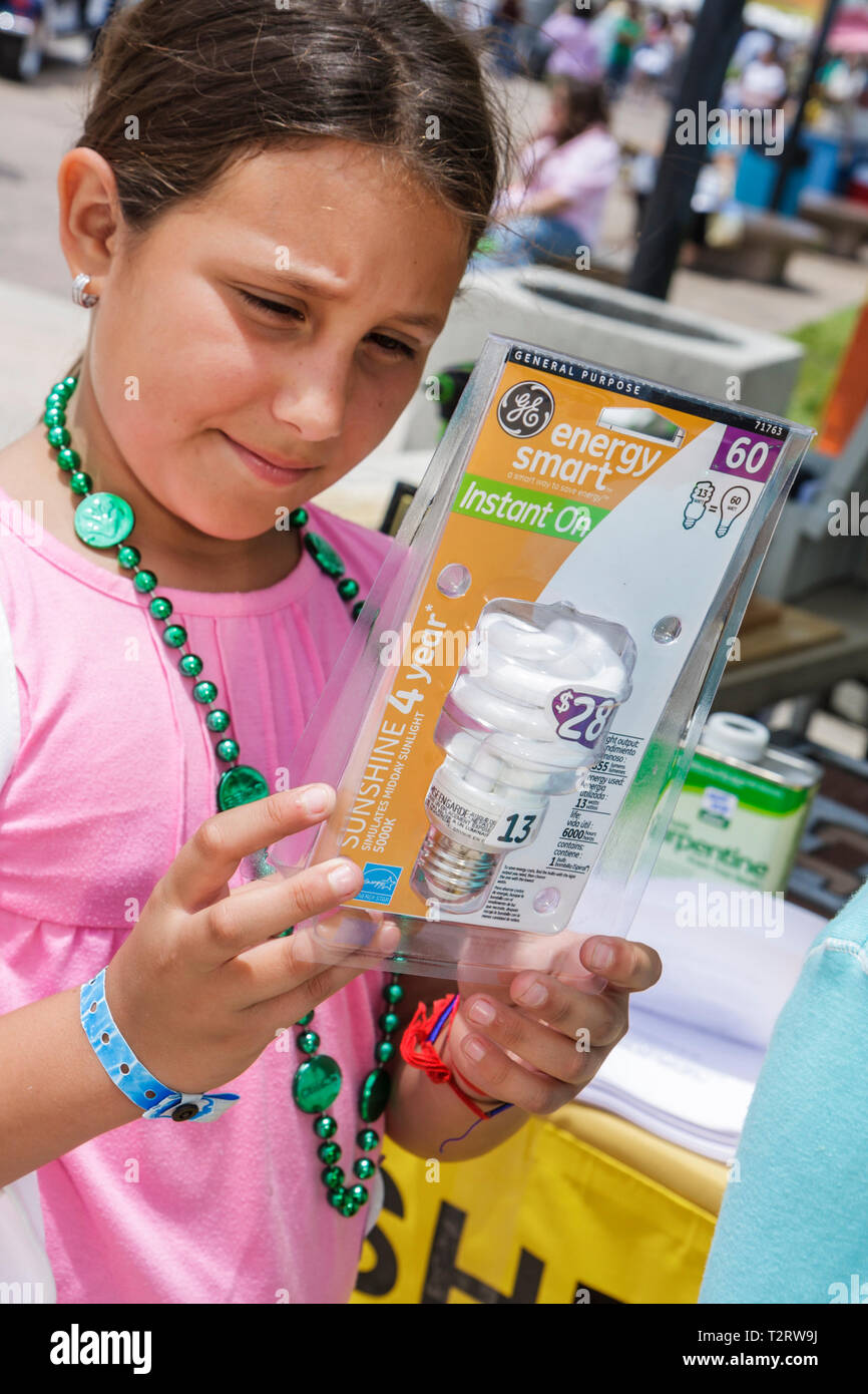 Miami Florida, Bayfront Park, Miami Dade, Miami Goin' Green, écologique, vert Earth Day Community Fair, Hispanic girl girls, pudster, childre d'enfants de sexe féminin Banque D'Images