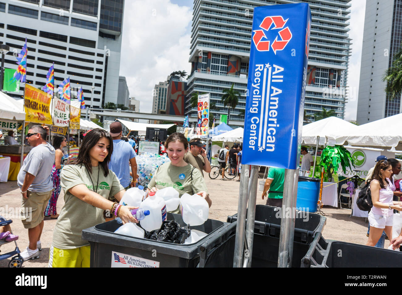 Miami Florida,Bayfront Park,Miami Dade,Miami Goin' Green,écologique,exposant vert,Earth Day Community Fair,femme femme femme,jeune adulte,bénévole Banque D'Images