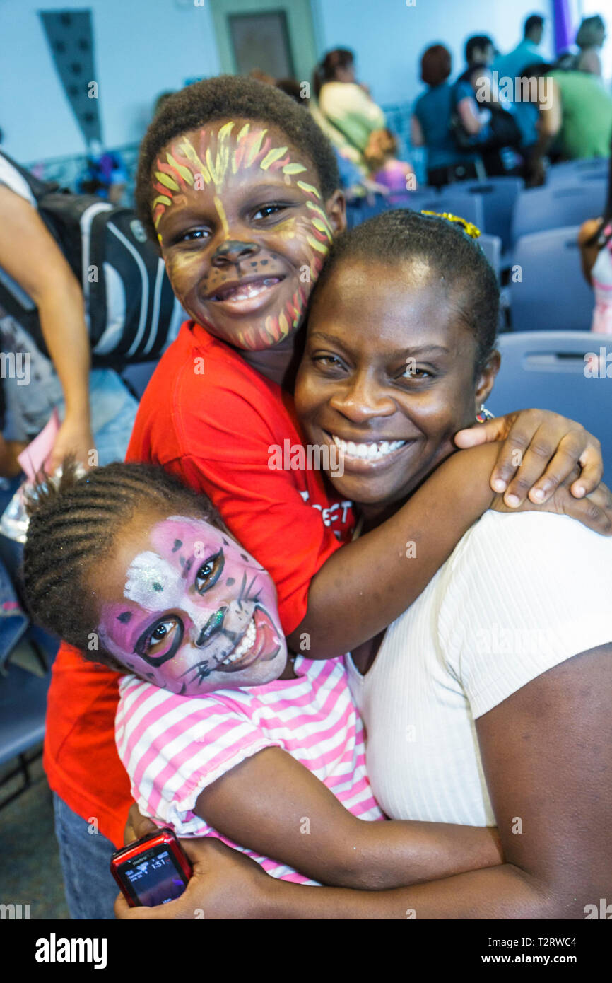 Florida Hollywood,Hollywood Branch Library,Children's BookFest,littérature,conteur,Black Blacks Africains ethnie minoritaire,adulte femme Banque D'Images