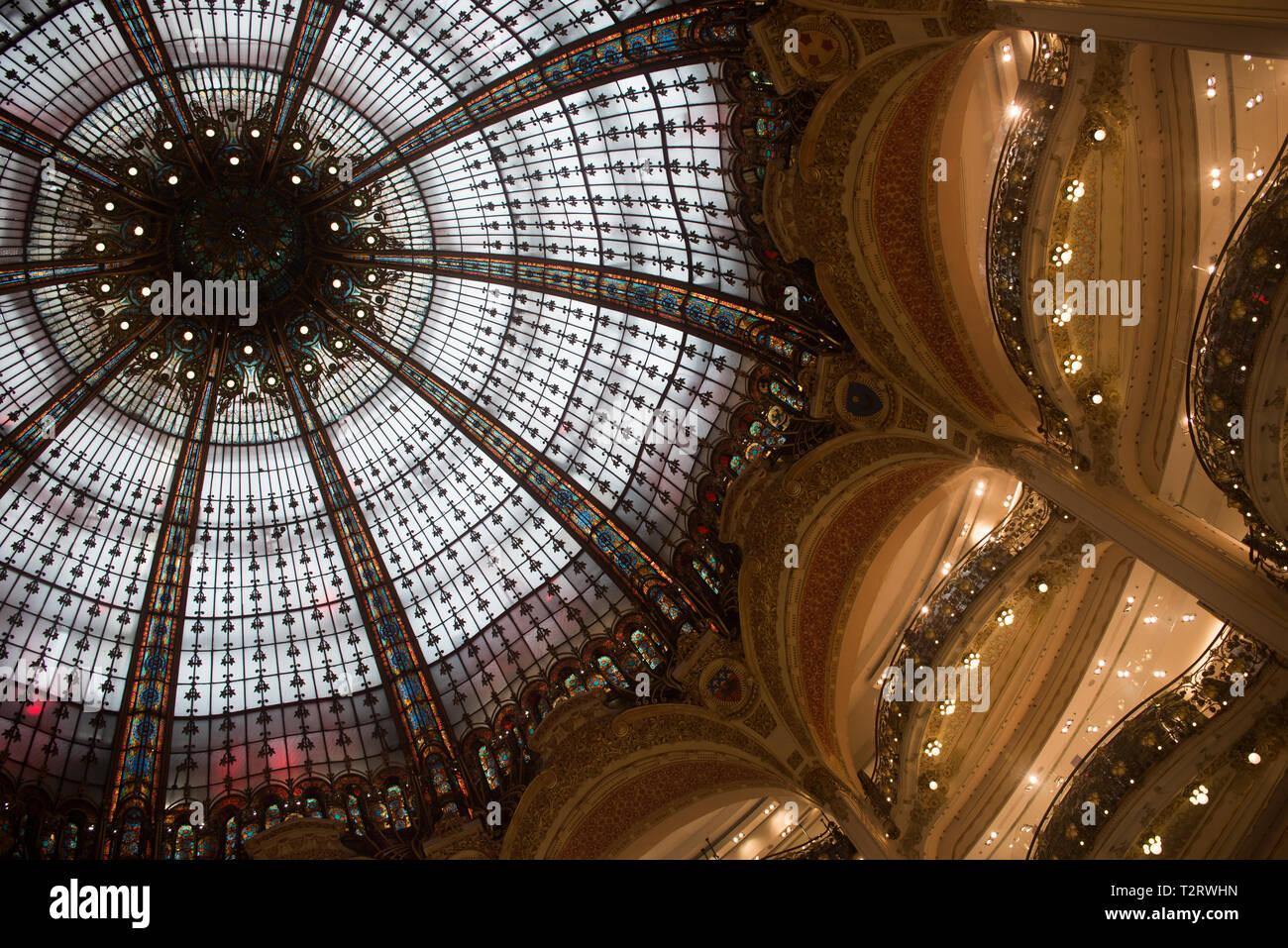 Beau Plafond des Galeries Lafayette-Paris Banque D'Images