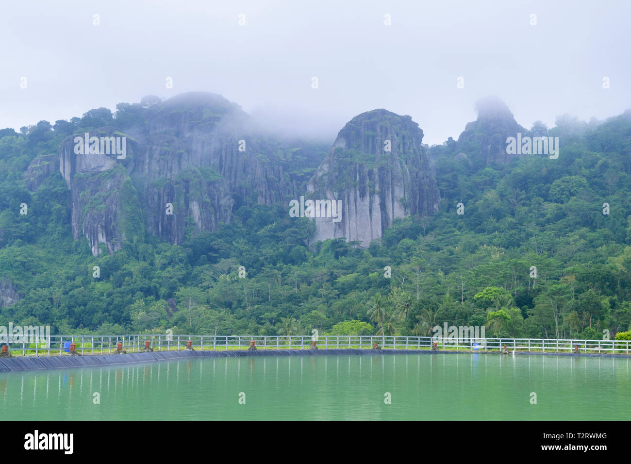 Réservoir d'eau appelé Embung Nglanggeran, utilisés à l'eau de plantation de fruits ci-dessous Banque D'Images