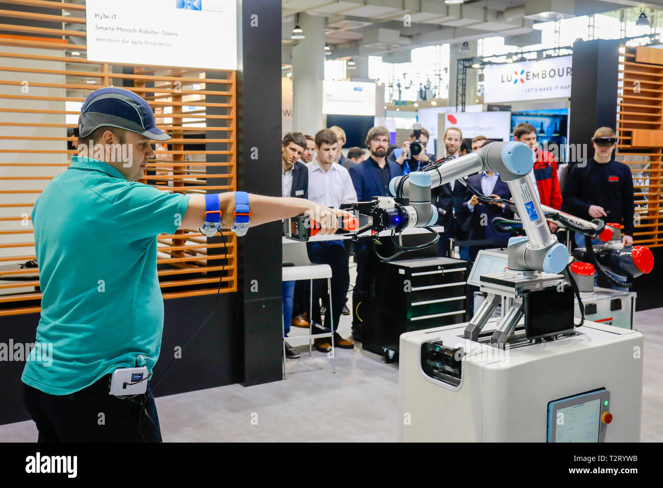 Hanovre, Basse-Saxe, Allemagne - Foire d'Hanovre, Robot collaboratif Cobot,, humains et robots industriels travaillent ensemble sur le stand de la German Resear Banque D'Images