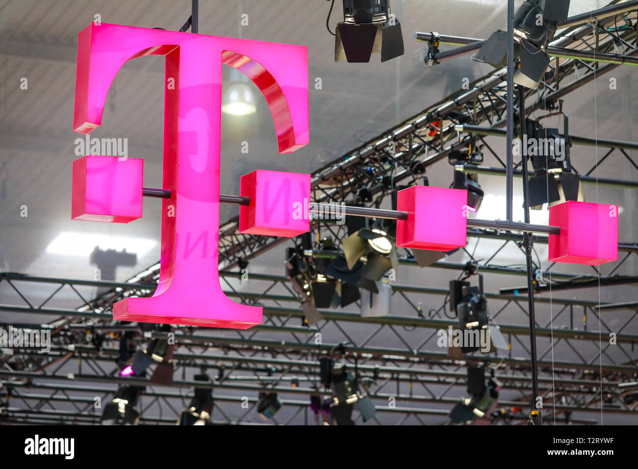 Hanovre, Basse-Saxe, Allemagne - Telekom logo sur le stand de Hanovre. Hanovre, Niedersachsen, Deutschland - Logo Telekom Messestand auf dem Hann Banque D'Images