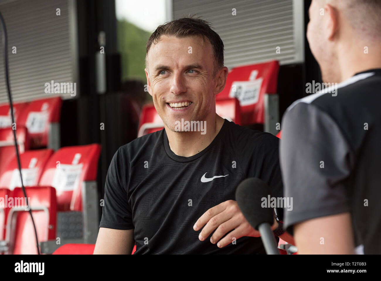 Salford City FC co-propriétaire Phil Neville est interviewé à la péninsule du stade. Moor Lane Salford. Banque D'Images