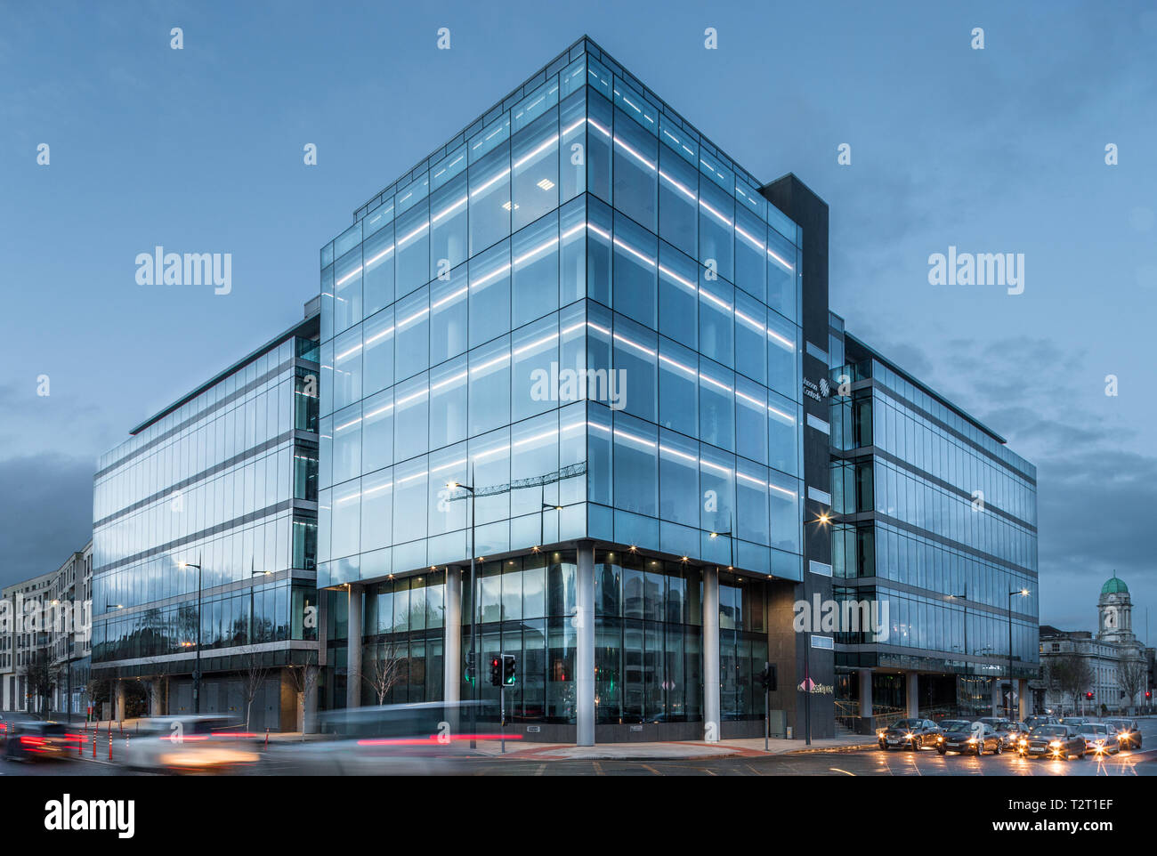 La ville de Cork, Cork, Irlande. Le 04 avril, 2019. Vue sur le nouveau Albert Quay avec early morning light commence à illuminer le verre bâtiments exte Banque D'Images