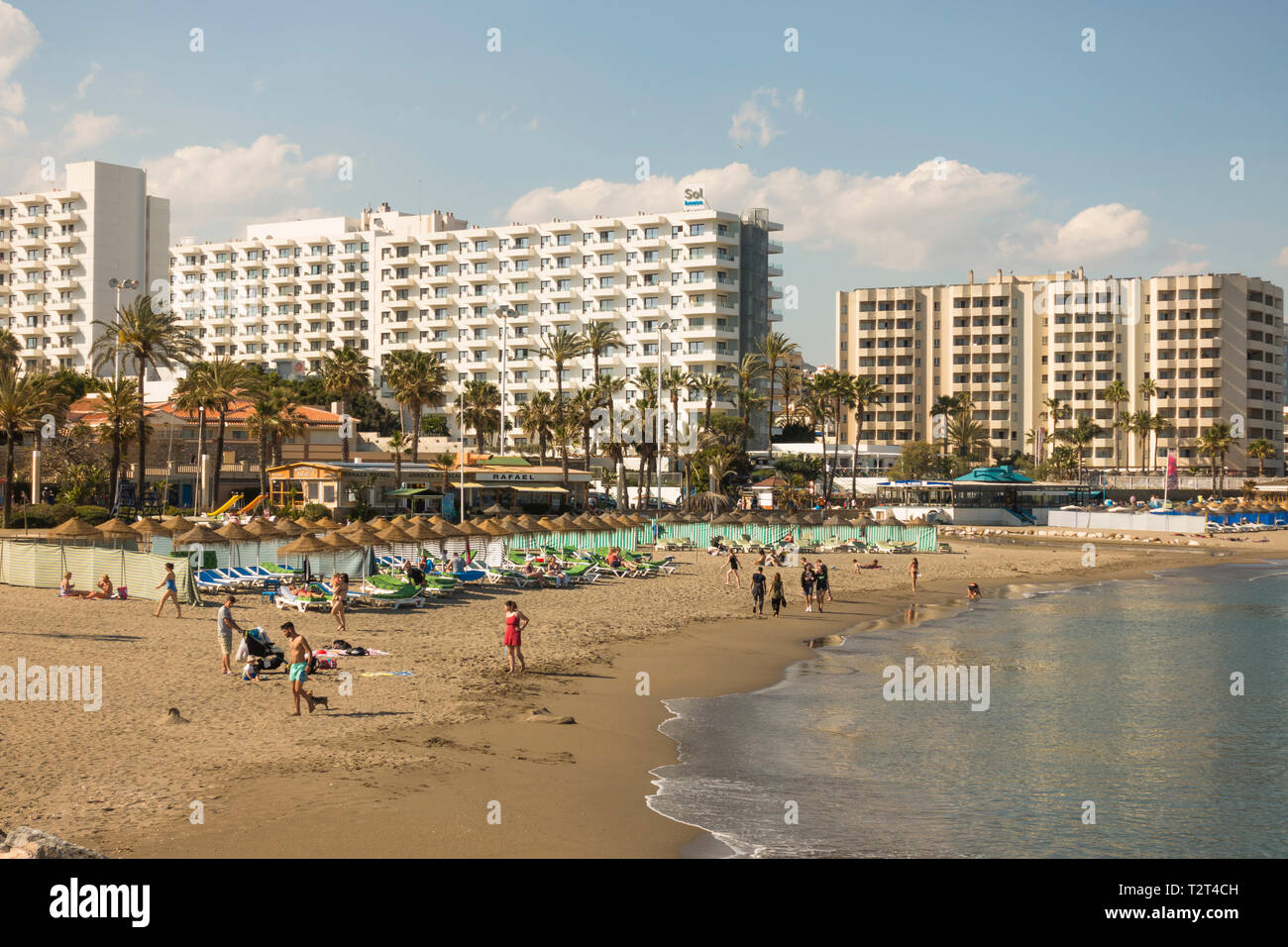 Vue de la côte de Benalmadena Costa, avec les hôtels et les immeubles à appartements, Costa del Sol, Andalousie, espagne. Banque D'Images
