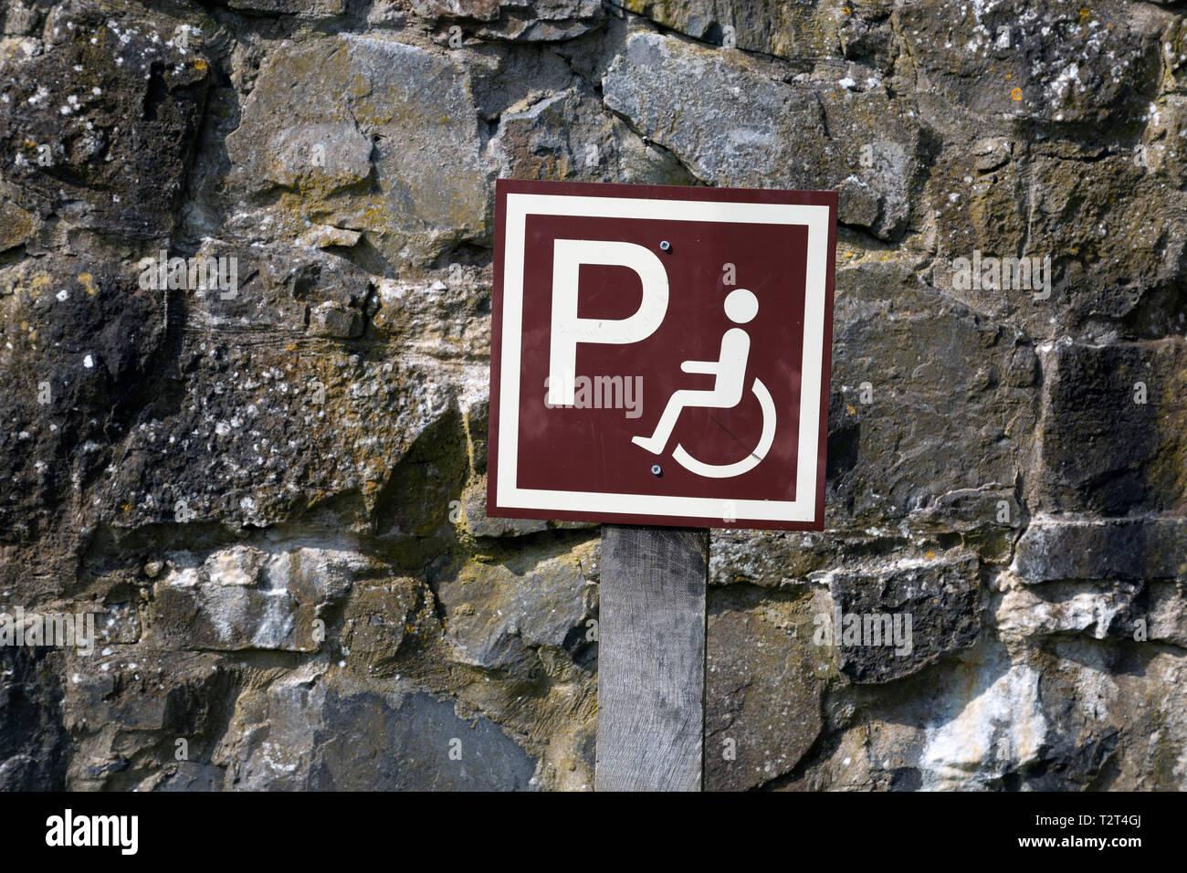 Un signe montrant des places handicapés Banque D'Images