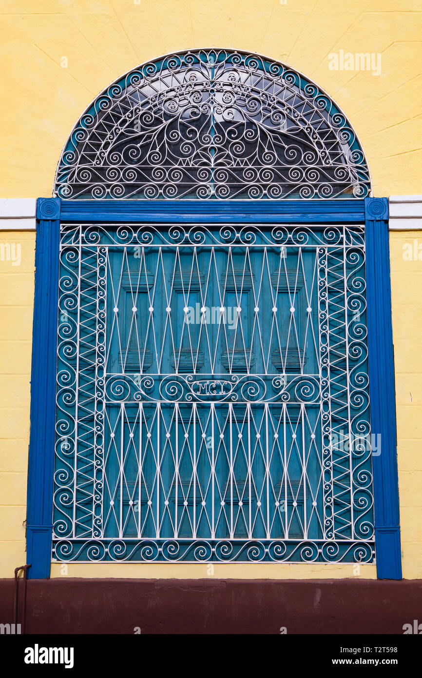 Bâtiment typiquement colonial avec porte en fer gate à Trinidad, Cuba Banque D'Images