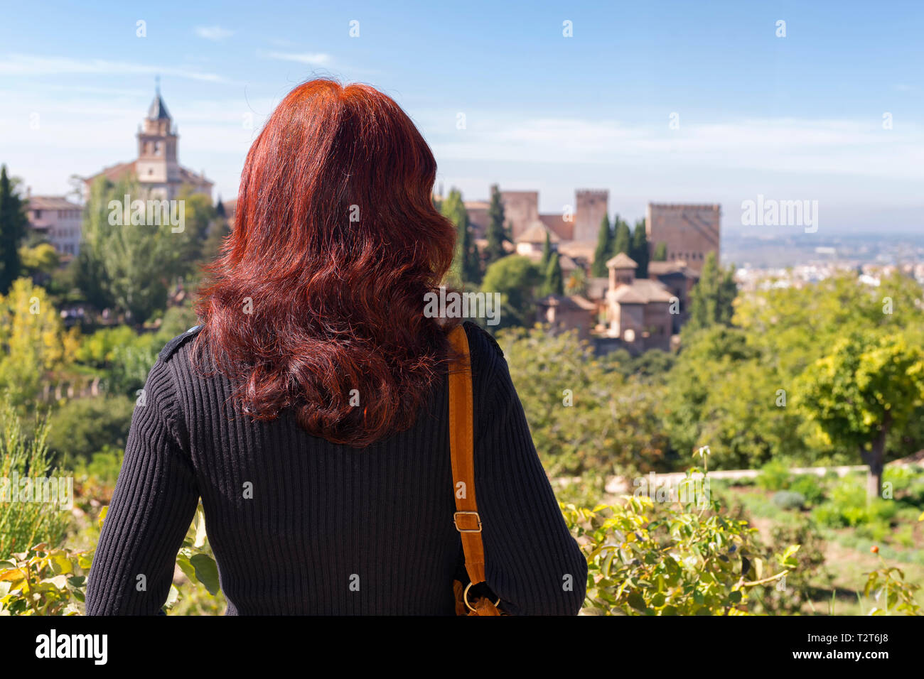 Woman Looking at Granada Banque D'Images