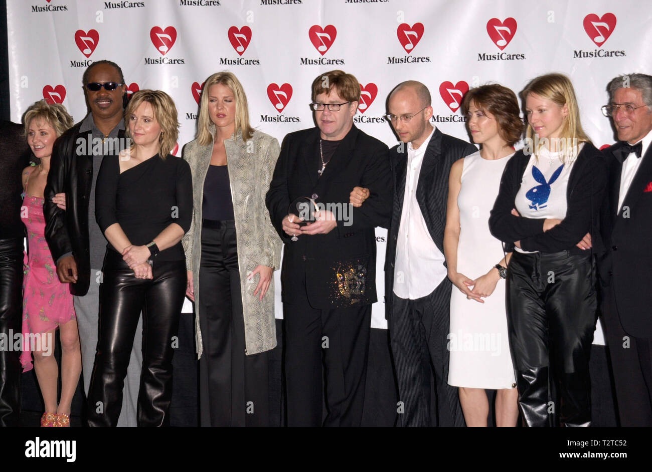 LOS ANGELES, CA. 21 février 2000 : Pop stars LULU (à gauche), Stevie Wonder, Melissa Etheridge, Diana Krall, SIR ELTON JOHN, Moby, Sheryl Crow, Jewel & Tony Bennett lors du Gala MusiCares, à Los Angeles, où Elton a été honoré à titre de la personne de l'année MusiCares. © Paul Smith / Featureflash Banque D'Images