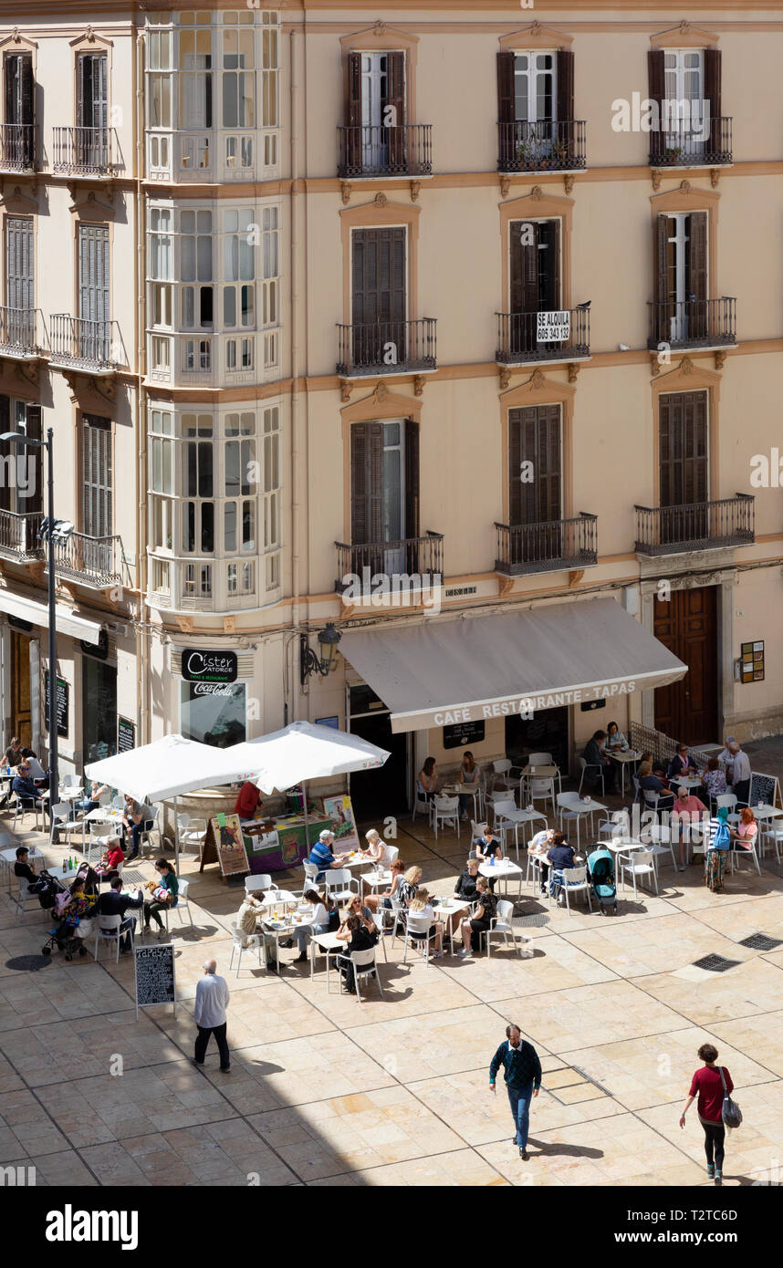 Restaurants et des personnes lors d'une journée ensoleillée dans la vieille ville de Malaga, malaga andalousie espagne Europe Banque D'Images