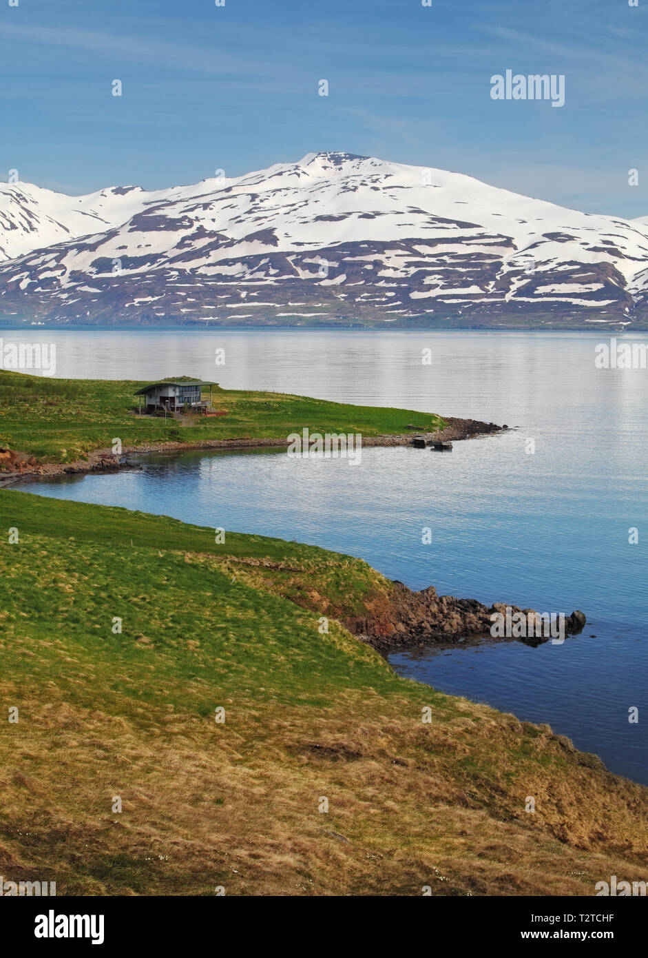 L'Islande paysage estival. Fjord, house, montagnes Banque D'Images