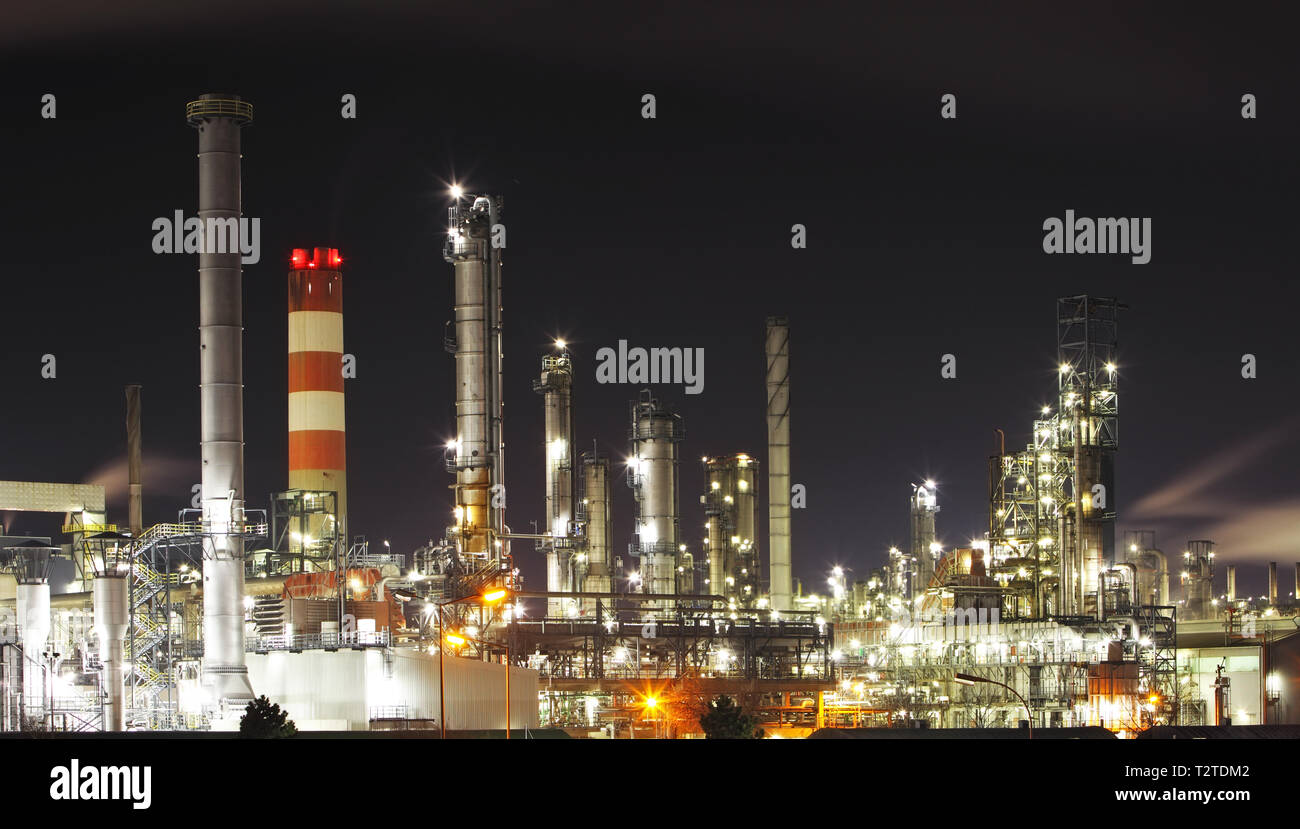 Pétrole et gaz - raffinerie - usine - usine pétrochimique Banque D'Images