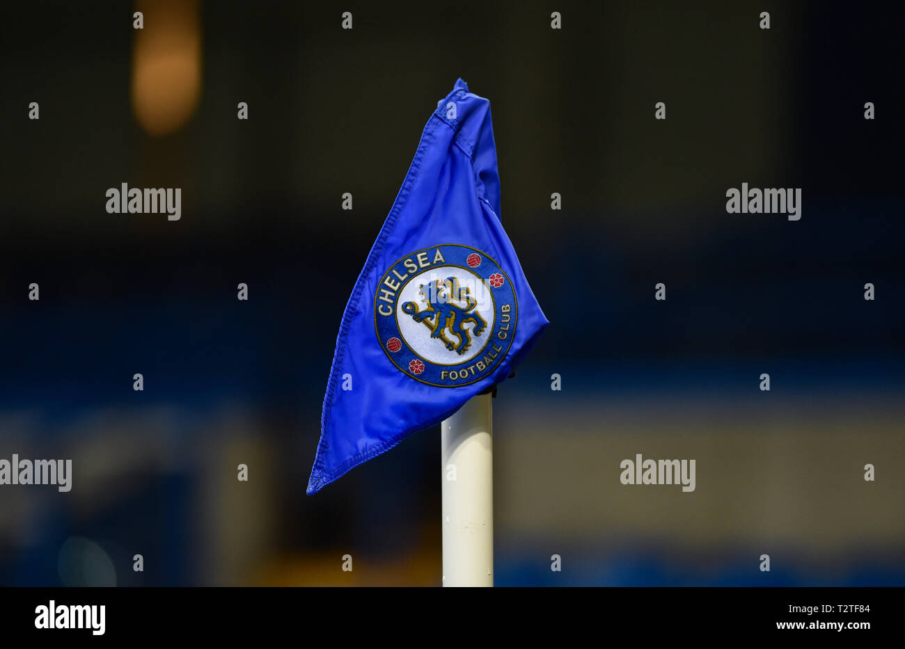 La Premier League Chelsea corner flag à Stamford Bridge . 3 avril 2019 Editorial uniquement. Pas de merchandising. Pour des images de football Premier League FA et restrictions s'appliquent inc. aucun internet/mobile l'usage sans licence FAPL - pour plus de détails Football Dataco contact Banque D'Images