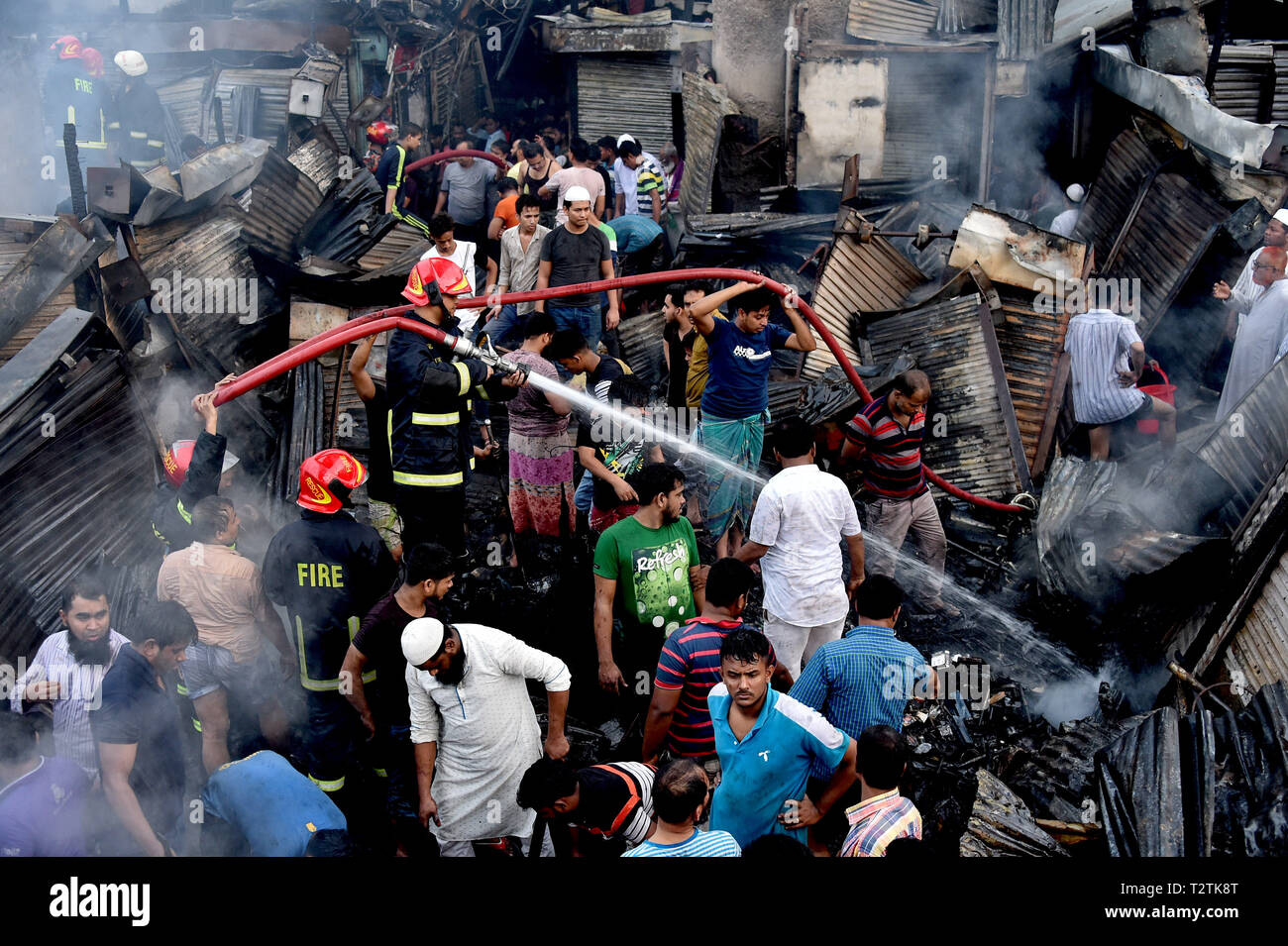 Dhaka, Bangladesh. 4ème apr 2019. La population locale aider les pompiers à pulvériser de l'eau pour éteindre une flamme après un incendie éclate dans un marché cuisine à Dhaka, Bangladesh, le 4 avril 2019. Un matin tôt un incendie a ravagé des dizaines de magasins dans un marché cuisine au Bangladesh capitale Dhaka le jeudi Kazi Nazmuzzaman, sous-directeur adjoint des Services d'incendie et de défense civile, a déclaré à Xinhua. Credit : Stringer/Xinhua/Alamy Live News Banque D'Images