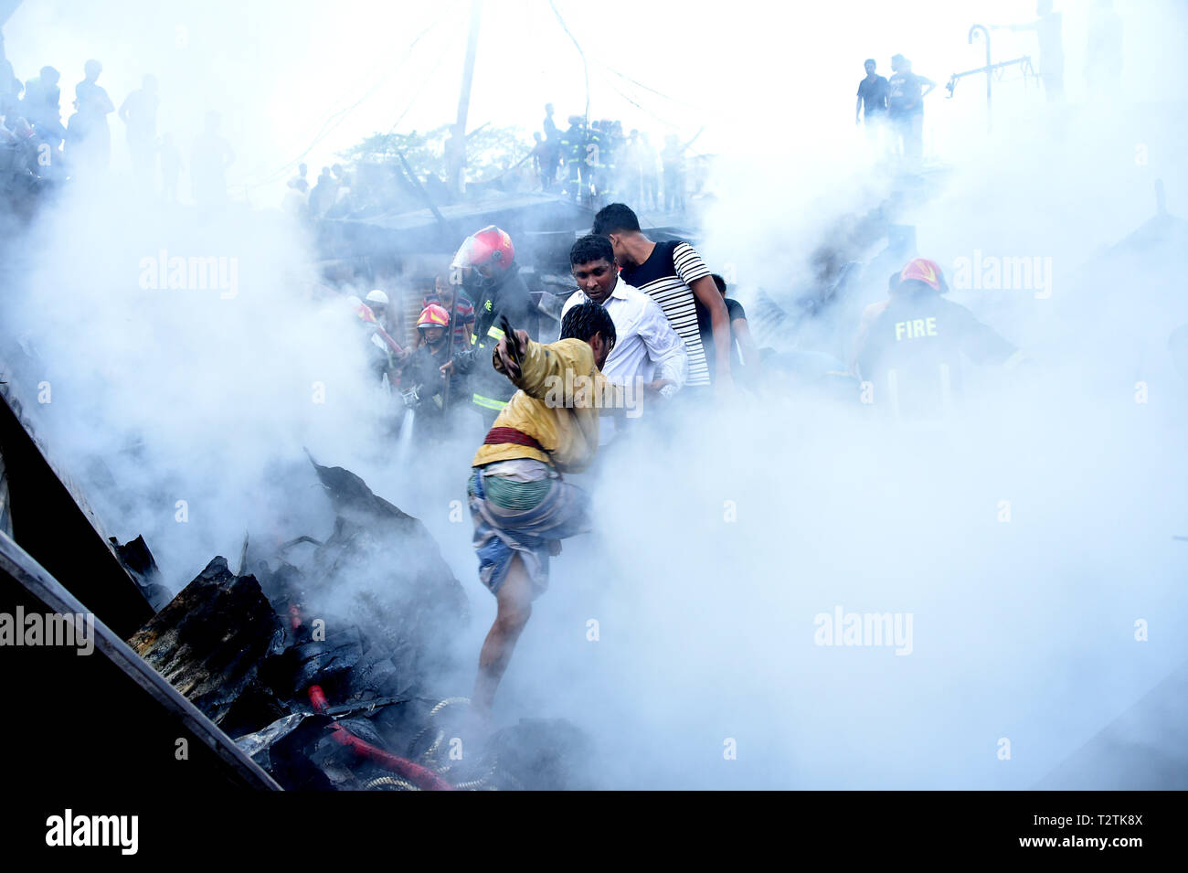 Dhaka, Bangladesh. 4ème apr 2019. La fumée s'élève après un incendie éclate dans un marché cuisine à Dhaka, Bangladesh, le 4 avril 2019. Un matin tôt un incendie a ravagé des dizaines de magasins dans un marché cuisine au Bangladesh capitale Dhaka le jeudi Kazi Nazmuzzaman, sous-directeur adjoint des Services d'incendie et de défense civile, a déclaré à Xinhua. Credit : Stringer/Xinhua/Alamy Live News Banque D'Images