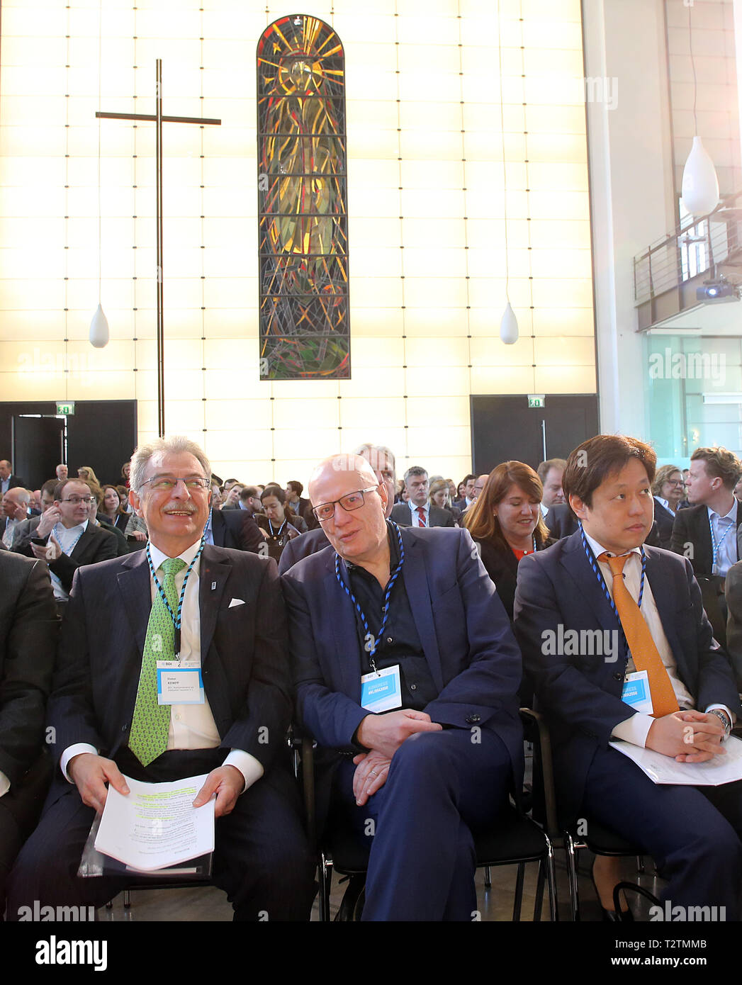 Berlin, Allemagne. Le 04 Avr, 2019. Dieter Kempf (l-r), Président de la Fédération des Industries allemandes (BDI), Ralf Fücks, Zentrum Liberale moderne, et Nobutaka Takeo, New Energy and Industrial Technology Development Office, Paris, Japon, participera à la BDI Congrès Climat 2019 au Forum de l'environnement. Le programme comprend des discussions sur les progrès de la transformation du système énergétique, l'efficacité économique et la sécurité de l'approvisionnement, les prix de l'électricité et l'expansion de la grille. Credit : Wolfgang Kumm/dpa/Alamy Live News Banque D'Images