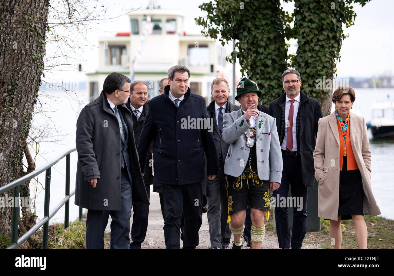 04 avril 2019, en Bavière, Herrenchiemsee : Florian Herrmann (l-r, CSU), chef de la chancellerie d'État, Josef Geisler, Vice-gouverneur du Tyrol, Markus Söder (CSU), le Premier Ministre de Bavière, Thomas Stelzer, Gouverneur de Haute-autriche, Georg Huber, Maire de Chiemsee, Arno Kompatscher, gouverneur du Tyrol du Sud et Brigitta Pallauf, Président de la Salzburg se rendra l'île de Herrenchiemsee avant le début de la conférence. À l'initiative de Söder, des représentants du Tyrol du Sud, Saint-Gall, Grisons, Salzbourg et Haute-Autriche discuter de mesures de protection du climat sur l'isla Banque D'Images