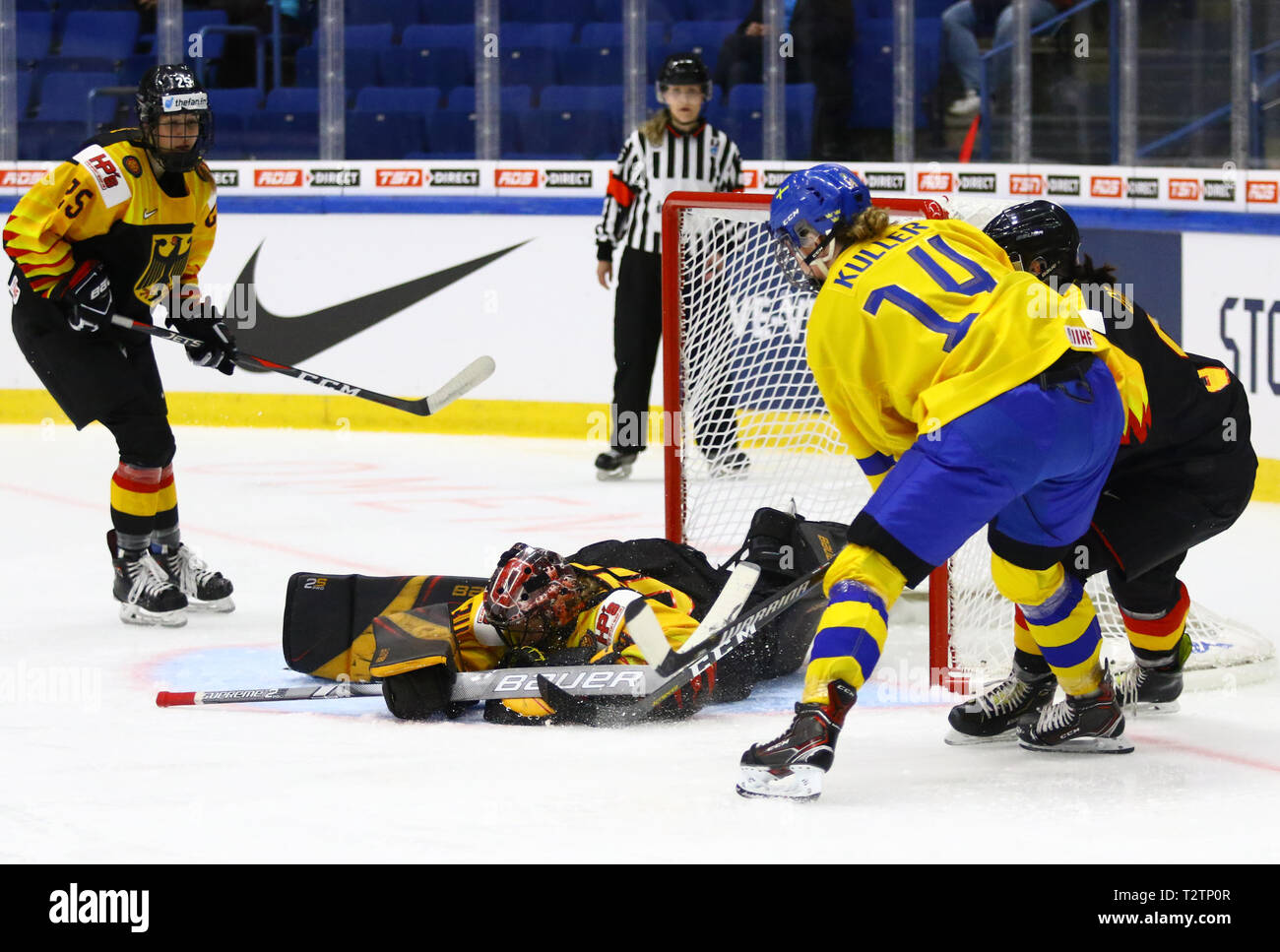 Espoo, Finlande. Le 04 Avr, 2019. Le hockey sur glace, les femmes : WM, Allemagne - Suède, premier tour, groupe B, 1re journée dans le métro Areena. Gardien de l'Allemagne Jennifer Harss est sur la rondelle. L'Allemagne gauche Laura Kluge, droit de Suède Sabina Kuller en face. Credit : Marija Diepold/dpa/Alamy Live News Banque D'Images