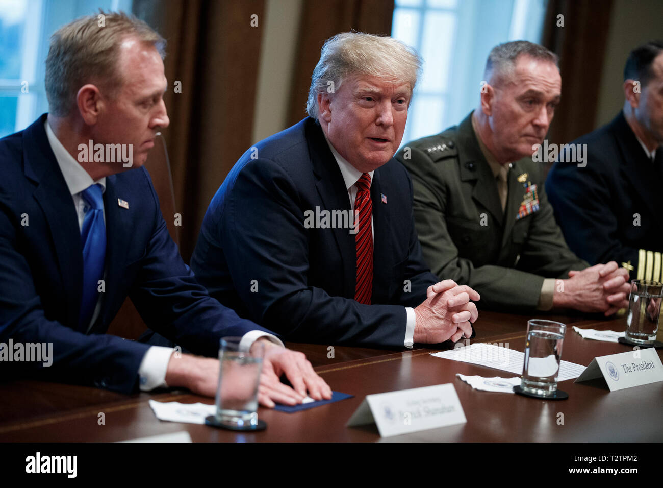 Washington, DC, USA. 06Th avr, 2019. Le président américain, Donald J. Trump (C), avec le secrétaire de la Défense par intérim Patrick Shanahan (L) et président du Comité des chefs d'état-major général Joseph Dunford (R), prononce une allocution lors d'une séance d'information par les chefs militaires dans la salle du Cabinet de la Maison Blanche à Washington, DC, USA, 03 avril 2019. À la suite de l'exposé Président Trump sera l'hôte d'un dîner pour les fonctionnaires. Credit : Shawn Thew/Piscine via CNP | Conditions de crédit dans le monde entier : dpa/Alamy Live News Banque D'Images