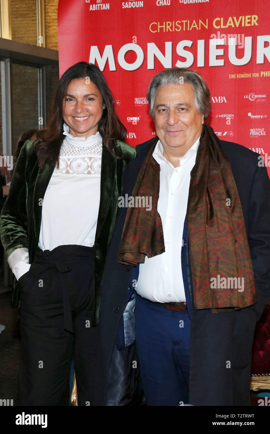 Christian Clavier et son épouse Isabelle De Araujo participant à la  'Monsieur Claude 2' au Cinema International le 2 avril 2019 à Berlin,  Allemagne Photo Stock - Alamy
