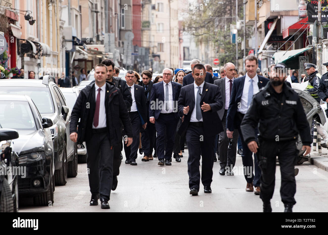 Sofia, Bulgarie. Le 04 Avr, 2019. Président fédéral Frank-Walter Steinmeier (M) passe par Sofia. Le président Steinmeier est sur une visite de deux jours en Bulgarie. Crédit : Bernd von Jutrczenka/dpa/Alamy Live News Banque D'Images