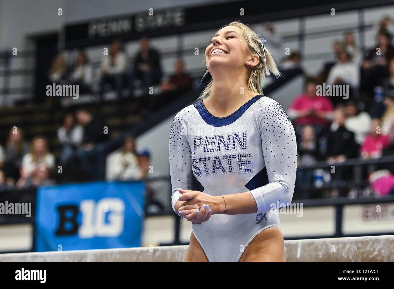 State College, Pennsylvanie, USA. Mar 23, 2019. MASON HOSEK sourire après l'atterrissage le démonter de sa poutre au cours de la routine concours tenu au Penn State Rec Hall à State College, en Pennsylvanie. Credit : Amy Sanderson/ZUMA/Alamy Fil Live News Banque D'Images